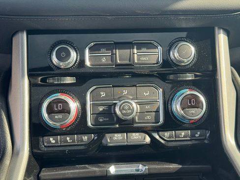 Used 2022 GMC Yukon Denali w/ Denali Premium Package image 14