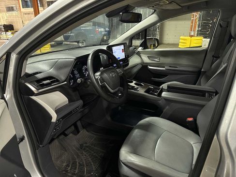 Certified 2023 Toyota Sienna XLE FWD image 30