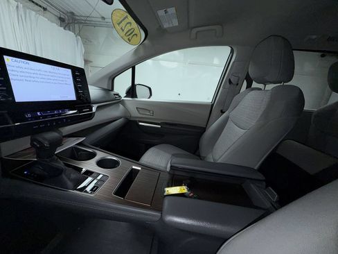 Certified 2021 Toyota Sienna LE AWD/4WD image 24