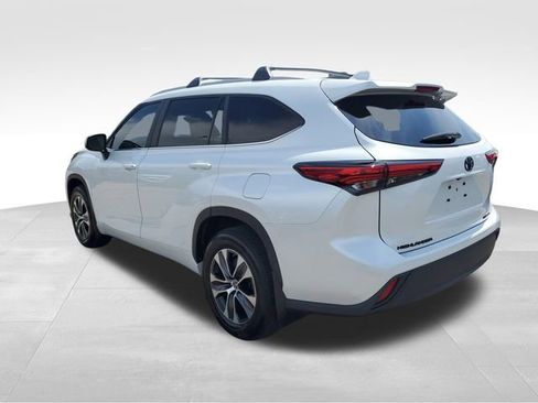 Used 2023 Toyota Highlander XLE AWD/4WD image 6