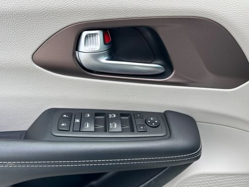 Used 2024 Chrysler Voyager LX image 11