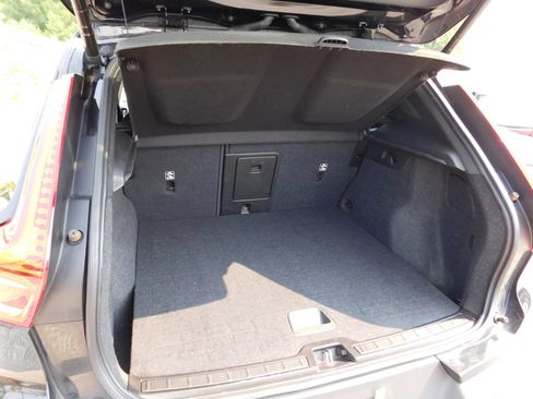 Used 2021 Volvo XC40 T4 Momentum FWD image 10