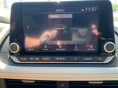 Used 2025 Nissan Rogue SV FWD image 15