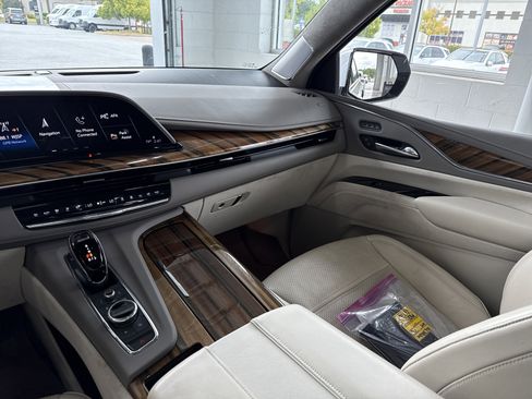 Used 2021 Cadillac Escalade Premium Luxury Platinum image 32