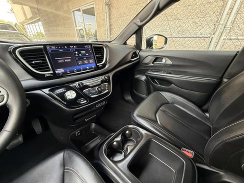 Used 2025 Chrysler Pacifica Select FWD image 33