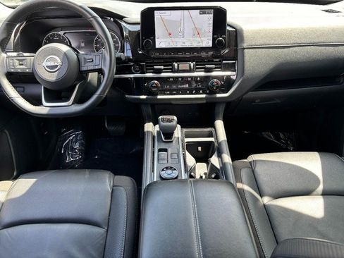 Used 2025 Nissan Pathfinder SL AWD/4WD image 13
