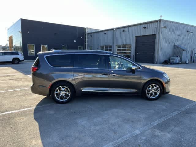 Used 2018 Chrysler Pacifica Limited w/ Advanced Safetytec Group FWD image 9