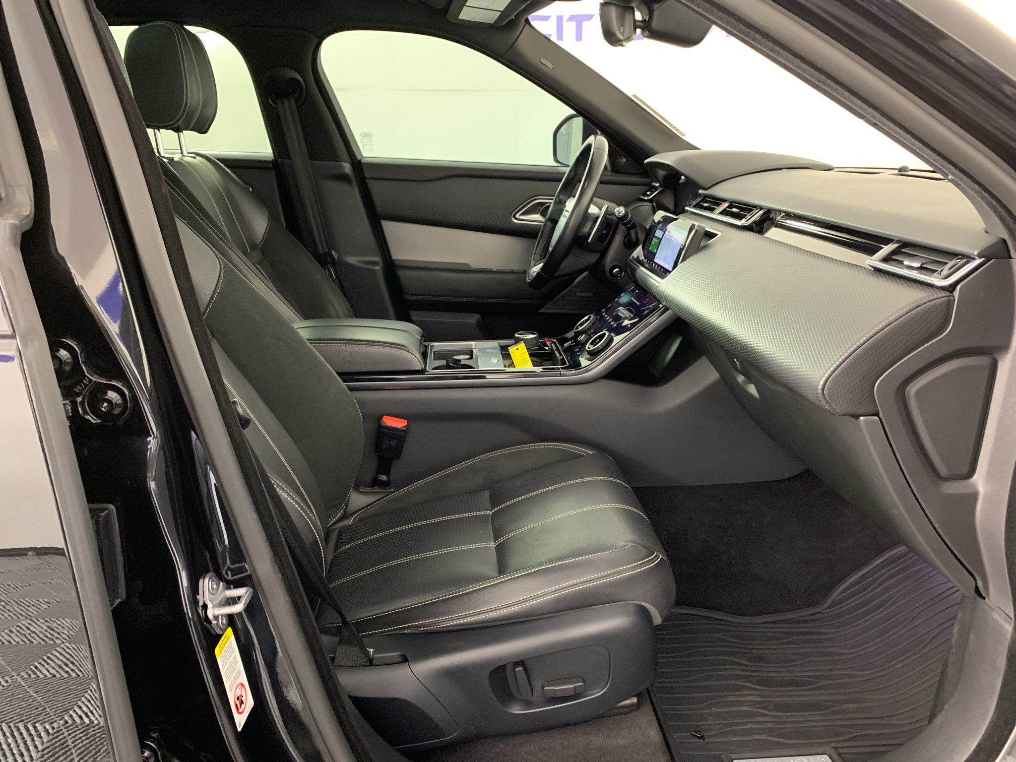 Used 2018 Land Rover Range Rover Velar R-Dynamic SE AWD/4WD image 39