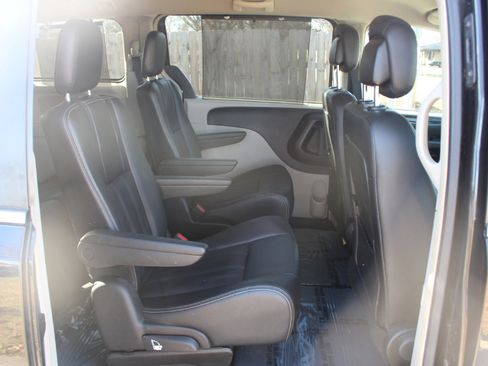 Used 2016 Chrysler Town & Country Touring w/ Driver Convenience Group image 32