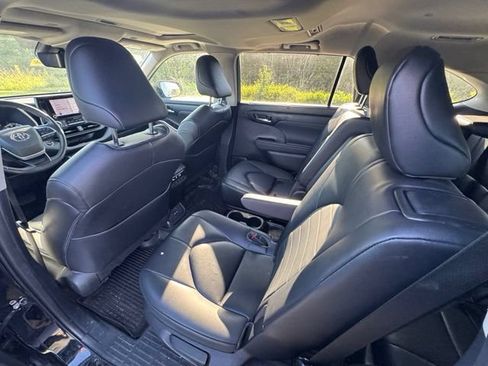 Used 2023 Toyota Highlander XLE FWD image 16
