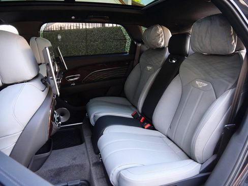 Used 2025 Bentley Bentayga Extended Wheelbase AWD/4WD image 26
