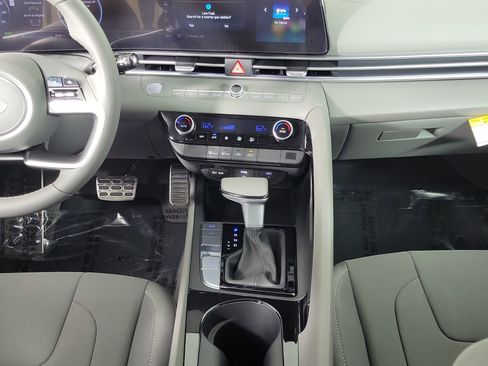 New 2025 Hyundai Elantra SEL image 10
