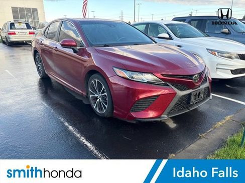 Used 2018 Toyota Camry SE FWD image 1