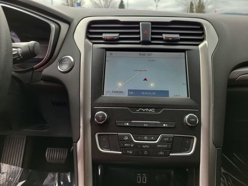 Used 2020 Ford Fusion SE image 24