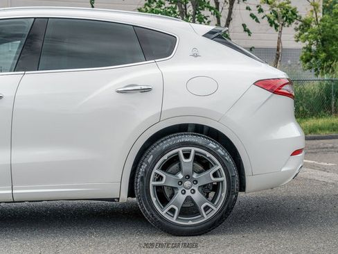 Used 2017 Maserati Levante S AWD/4WD image 3