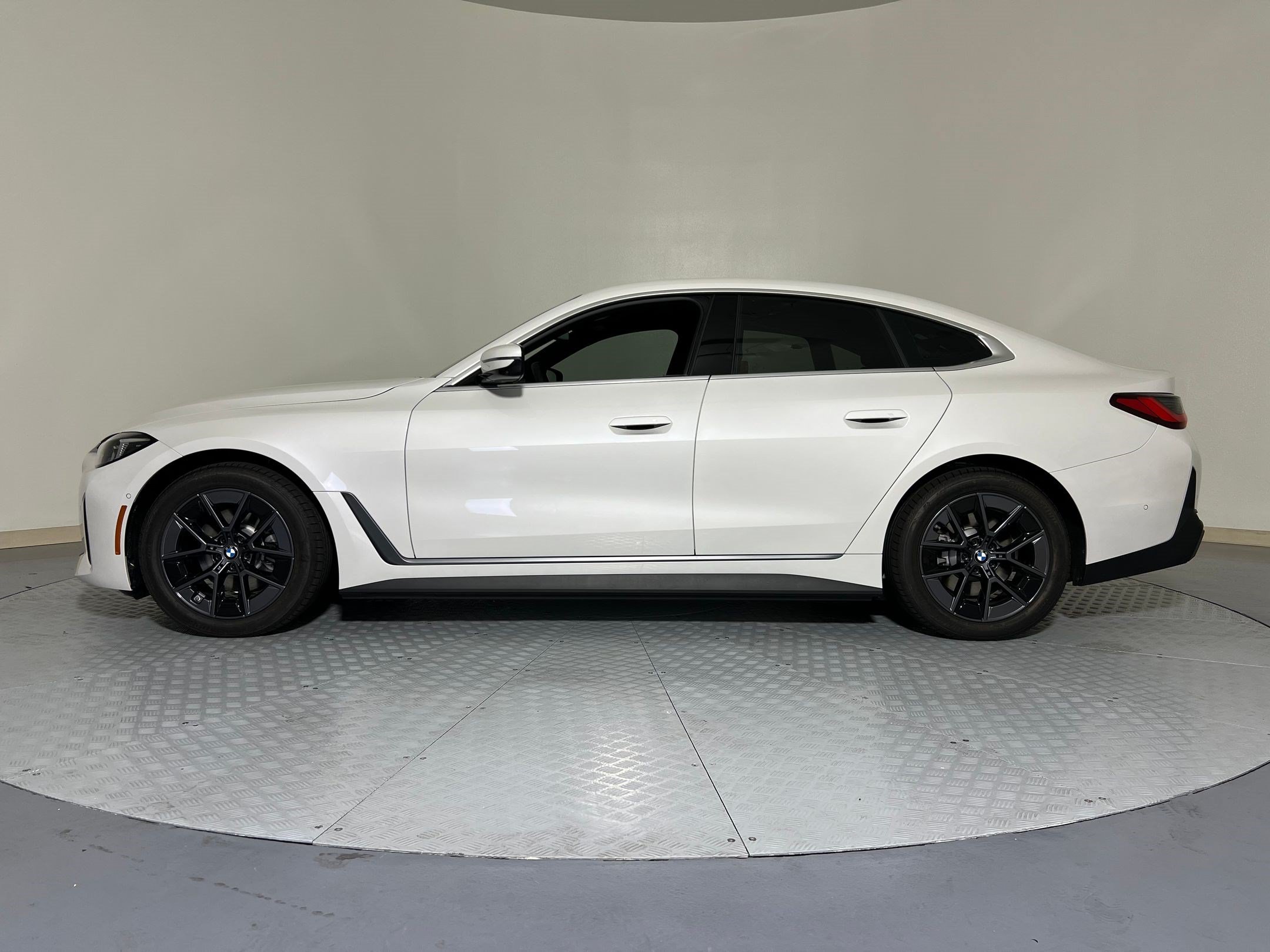 Used 2026 BMW i4 eDrive40 w/ Premium Package RWD image 2