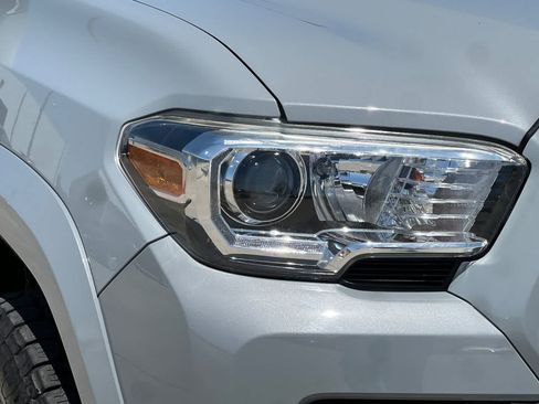 Used 2018 Toyota Tacoma TRD Sport AWD/4WD image 33