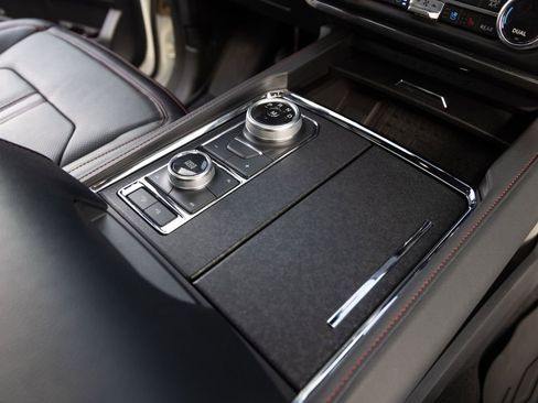 Used 2023 Ford Expedition Limited image 31