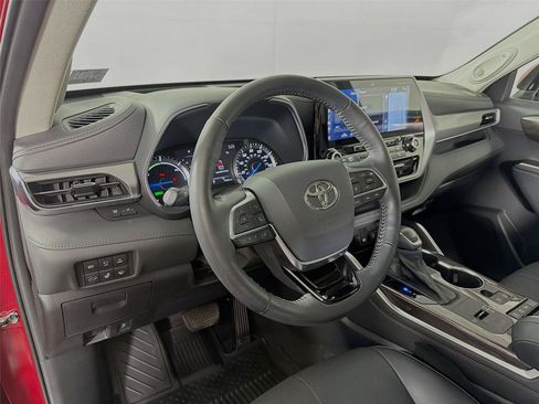 Used 2021 Toyota Highlander Platinum AWD/4WD image 16
