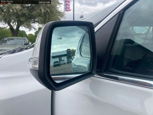 Used 2022 GMC Acadia SLE FWD image 12