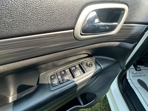 Used 2020 Jeep Grand Cherokee Altitude RWD image 14