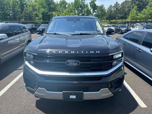 Used 2025 Ford Expedition Platinum AWD/4WD image 2