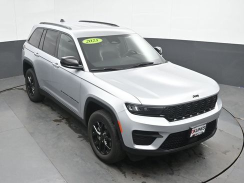 Used 2025 Jeep Grand Cherokee Altitude AWD/4WD image 34