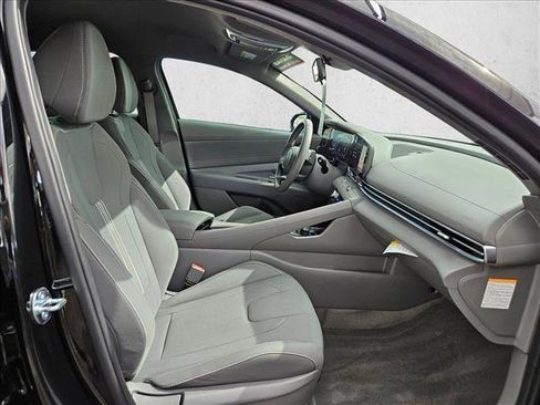 Used 2025 Hyundai Elantra SEL FWD image 18