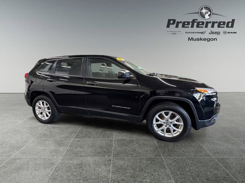 Used 2017 Jeep Cherokee Sport image 8
