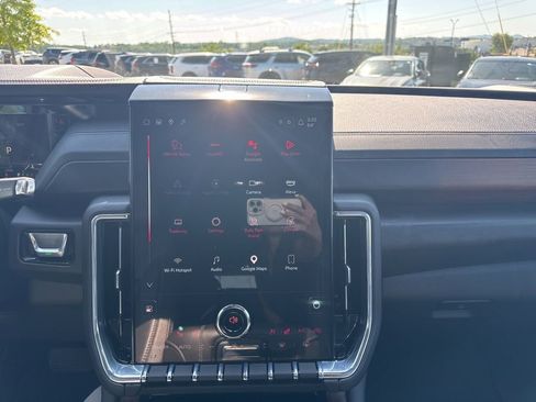 Used 2025 GMC Yukon XL Denali AWD/4WD image 18