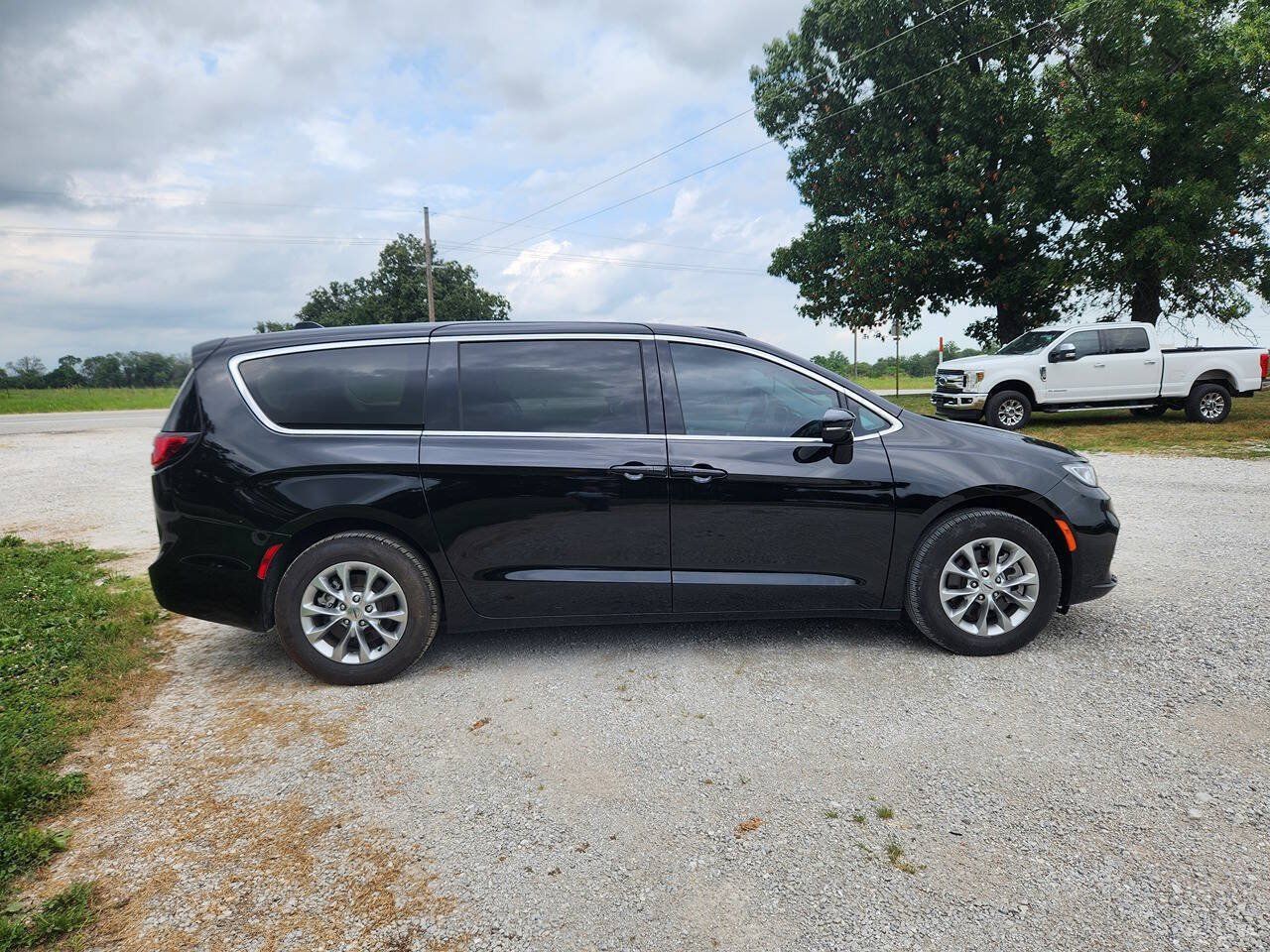 Used 2024 Chrysler Pacifica Touring-L AWD/4WD image 7