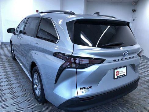 Certified 2025 Toyota Sienna XLE FWD image 12