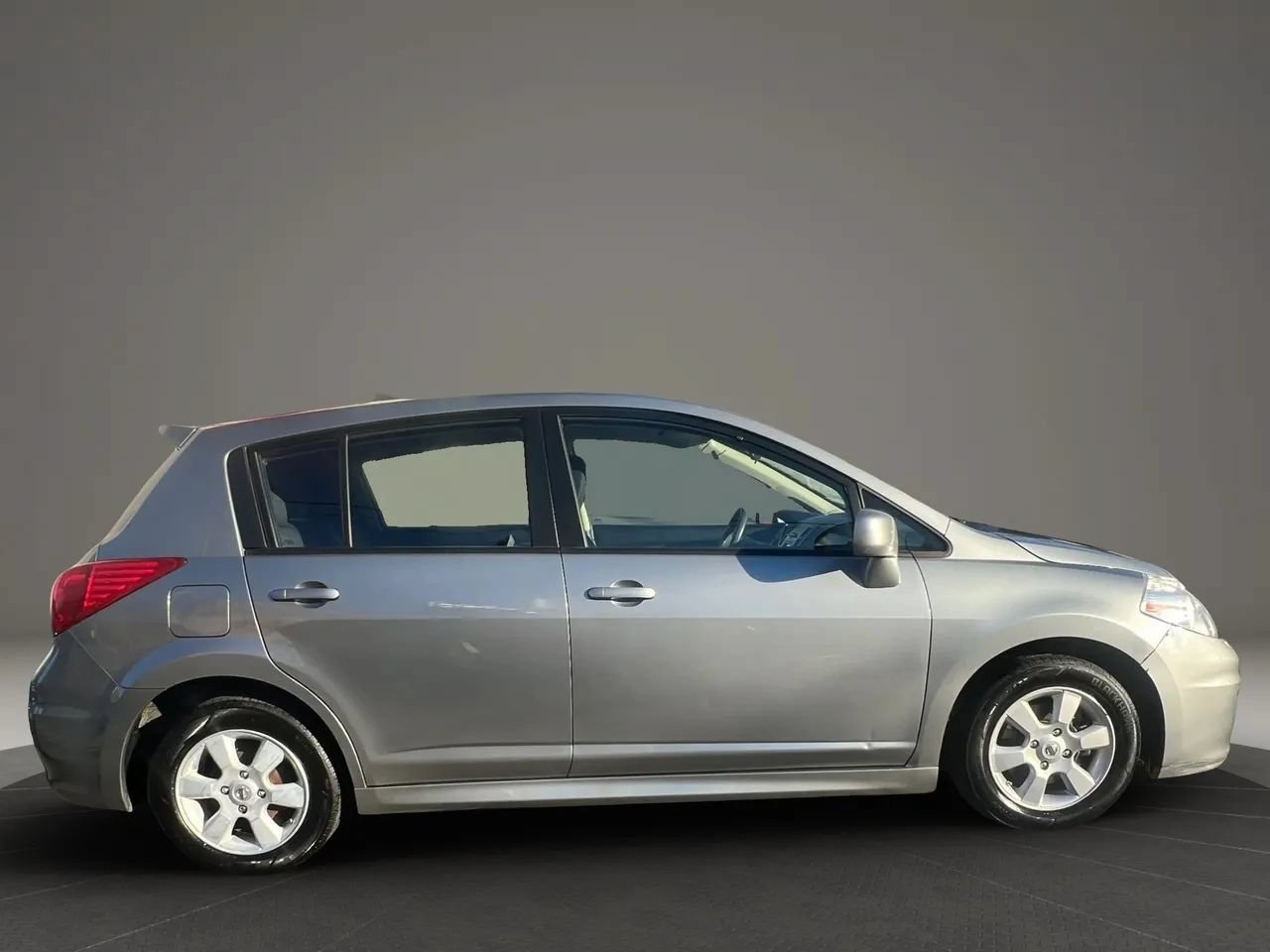 Used 2011 Nissan Versa Hatchback w/ Navigation/Satellite Pkg FWD image 5