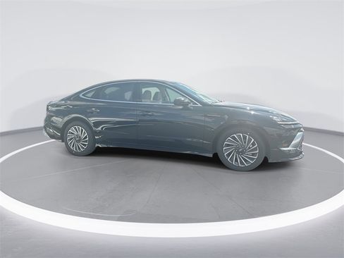 New 2025 Hyundai Sonata Limited image 9