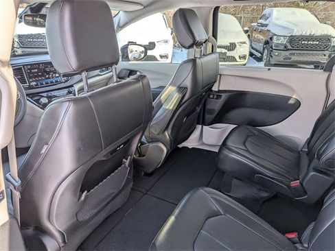 Certified 2024 Chrysler Pacifica Touring-L image 24