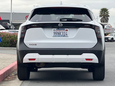 Used 2025 Nissan Kicks SV FWD image 5