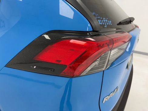 Used 2021 Toyota RAV4 XLE Premium image 7