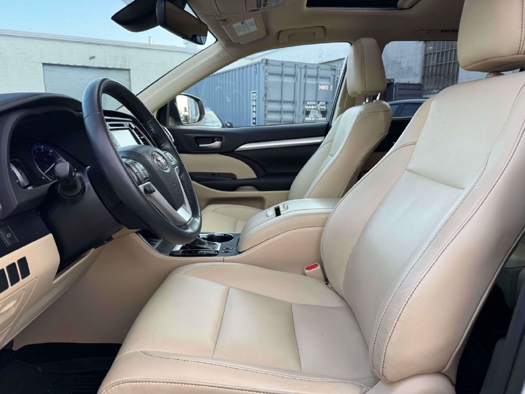 Used 2019 Toyota Highlander XLE AWD/4WD image 15