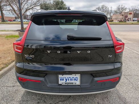 Used 2020 Volvo XC40 T4 Momentum w/ Protection Package Premier image 5