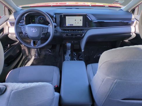 Used 2025 Toyota Camry LE image 10