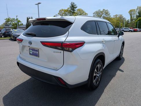 Used 2022 Toyota Highlander XLE AWD/4WD image 6
