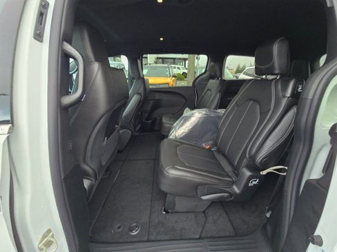 New 2026 Chrysler Voyager LX image 18