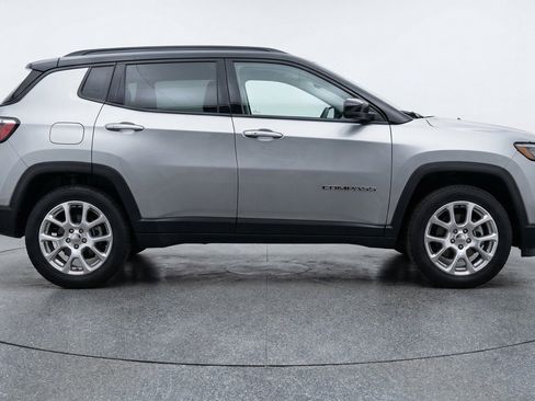 Used 2025 Jeep Compass Limited AWD/4WD image 11
