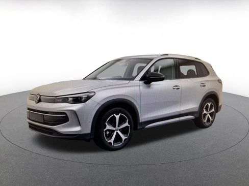 Used 2026 Volkswagen Tiguan SE AWD/4WD image 9