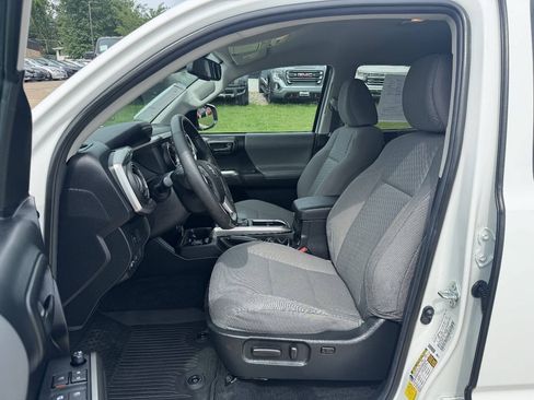 Used 2022 Toyota Tacoma SR5 AWD/4WD image 11