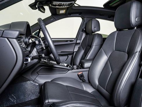 Certified 2025 Porsche Macan image 5