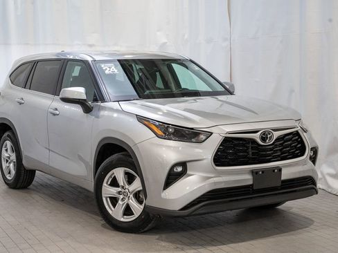 Used 2024 Toyota Highlander LE image 1