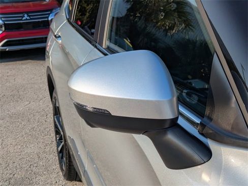 New 2025 Mitsubishi Outlander SE image 10