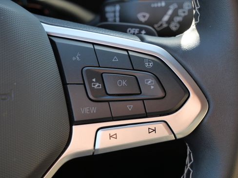 Certified 2025 Volkswagen Atlas Cross Sport SE image 32