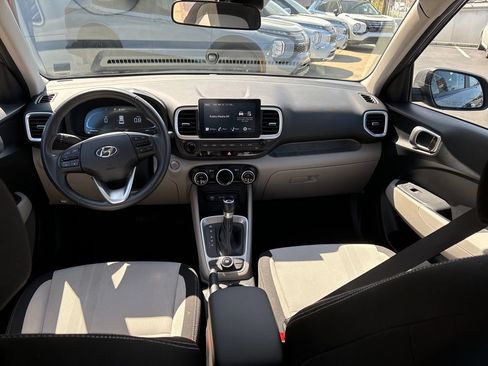 Used 2025 Hyundai Venue SEL FWD image 13